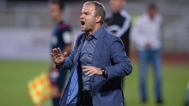 Trenér Baníku Ostrava Radomír Korytář během zápasu na Dukle. Trenér Baníku Ostrava Radomír Korytář během zápasu na Dukle.