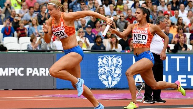 Madiea Ghafoorová předává na světovém šampionátu v Londýně štafetový kolík nizozemské sprinterské hvězdě Dafne Schippersové. Madiea Ghafoorová předává na světovém šampionátu v Londýně štafetový kolík nizozemské sprinterské hvězdě Dafne Schippersové.