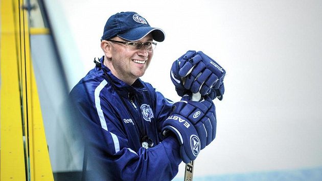 Trenér libereckého extraligového hokejového týmu Pavel Hynek (na snímku) na prvním tréninku na ledové ploše před nadcházející sezónou. Trenér libereckého extraligového hokejového týmu Pavel Hynek (na snímku) na prvním tréninku na ledové ploše před nadcházející sezónou.