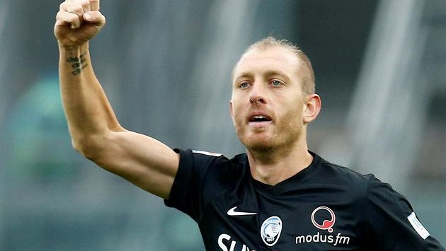 Andrea Masiello z Atalanty Bergamo se raduje z gólu proti Interu Milán. Andrea Masiello z Atalanty Bergamo se raduje z gólu proti Interu Milán.
