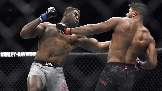 Francis Ngannou (vlevo) vs. Alistair Overeem v Detoritu. Byl to rychlý a nekompromisní konec. Francis Ngannou (vlevo) vs. Alistair Overeem v Detoritu. Byl to rychlý a nekompromisní konec.