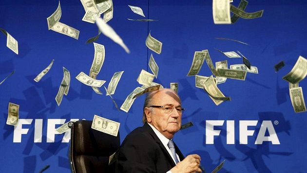 Předseda FIFA Sepp Blatter se stal symbolem pro korupci a úplatky. Jak daleko ještě celá kauza zajde? Předseda FIFA Sepp Blatter se stal symbolem pro korupci a úplatky. Jak daleko ještě celá kauza zajde?