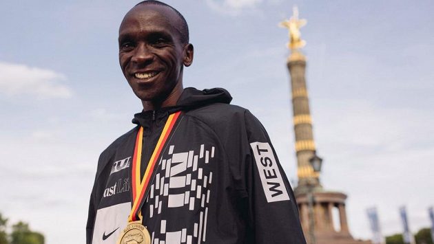 Kipchogeho magický úsměv teď zdobí nový světový rekord. Kipchogeho magický úsměv teď zdobí nový světový rekord.