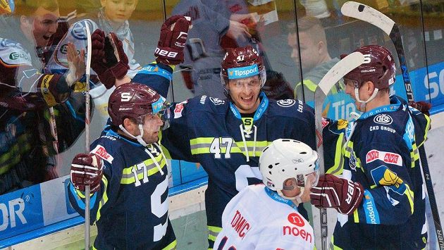 Útočníci pražské Sparty (zleva) Jaroslav Hlinka, Jan Buchtele a Tomáš Netík se radují z gólu proti Chomutovu. Vpředu je forvard Pirátů Marek Tomica. Útočníci pražské Sparty (zleva) Jaroslav Hlinka, Jan Buchtele a Tomáš Netík se radují z gólu proti Chomutovu. Vpředu je forvard Pirátů Marek Tomica.