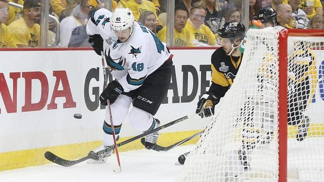 Tomáš Hertl (vlevo) bojuje s kapitánem Pittsburghu Sidneym Crosbym ve druhém finálovém duelu finále Stanley Cupu. Tomáš Hertl (vlevo) bojuje s kapitánem Pittsburghu Sidneym Crosbym ve druhém finálovém duelu finále Stanley Cupu.