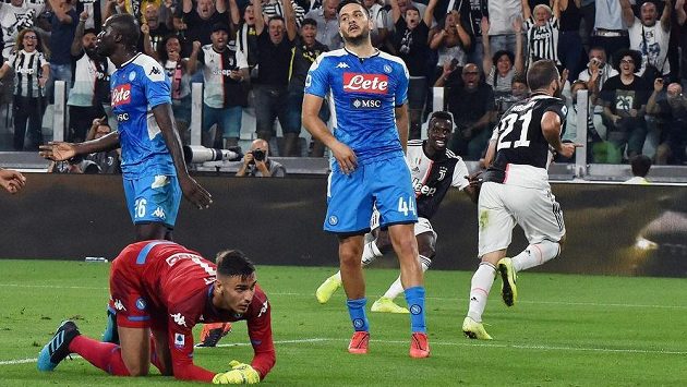 Neapol na kolenou. Ve šlágru italské ligy prohrála v Turíně s Juventusem 3:4. Neapol na kolenou. Ve šlágru italské ligy prohrála v Turíně s Juventusem 3:4.