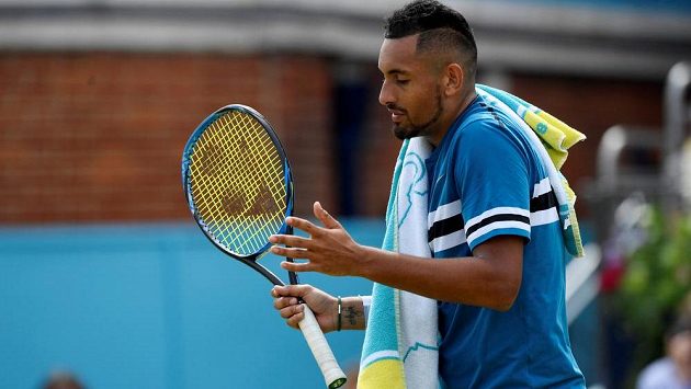 Australan Nick Kyrgios se na turnaji v londýnském Queen's Clubu postaral o další skandál. Australan Nick Kyrgios se na turnaji v londýnském Queen's Clubu postaral o další skandál.