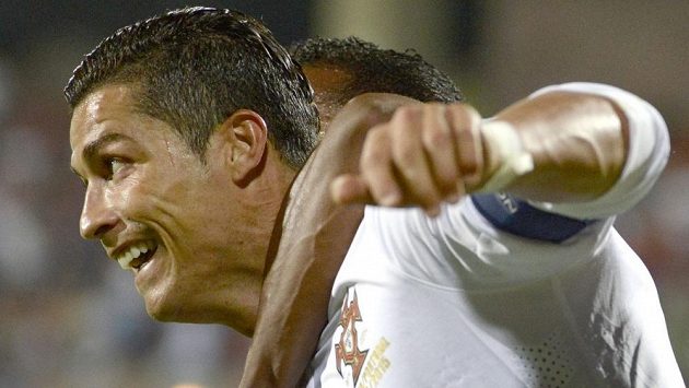Cristiano Ronaldo oslavuje gól v kvalifikačním utkání proti Arménii. Cristiano Ronaldo oslavuje gól v kvalifikačním utkání proti Arménii.