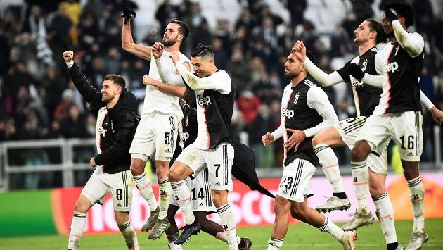 Fotbalisté Juventusu slaví výhru, Cristiano Ronaldo se blýskl hattrickem. Fotbalisté Juventusu slaví výhru, Cristiano Ronaldo se blýskl hattrickem.
