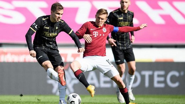 Jakub Považanec (vlevo) z Jablonce a Bořek Dočkal ze Sparty v utkání čtvrtfinále MOL Cupu. Jakub Považanec (vlevo) z Jablonce a Bořek Dočkal ze Sparty v utkání čtvrtfinále MOL Cupu.