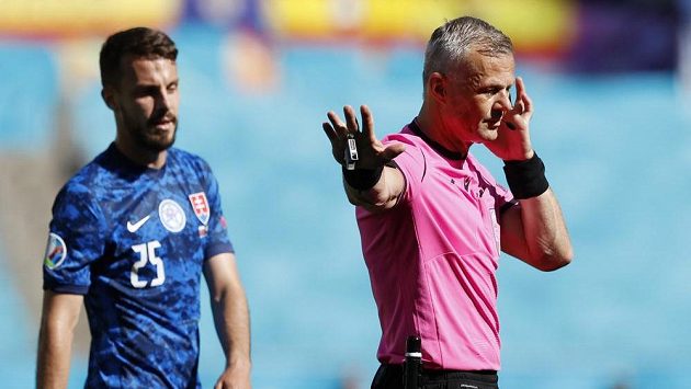 Rozhodčí Björn Kuipers po konzultaci u systému VAR nařídil penaltu proti Slovensku během utkání EURO. Španělé ji ale neproměnili. Rozhodčí Björn Kuipers po konzultaci u systému VAR nařídil penaltu proti Slovensku během utkání EURO. Španělé ji ale neproměnili.