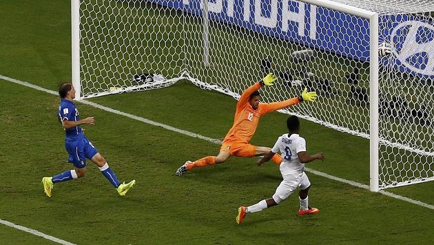 Daniel Sturridge (vpravo) střílí po centru Rooneyho vyrovnávací gól Anglie v duelu s Itálií. Daniel Sturridge (vpravo) střílí po centru Rooneyho vyrovnávací gól Anglie v duelu s Itálií.