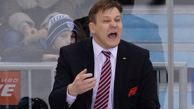 Hokejový trenér Raimo Summanen na archivním snímku z roku 2015, kdy v Kontinentální lize vedl Avangard Omsk. Hokejový trenér Raimo Summanen na archivním snímku z roku 2015, kdy v Kontinentální lize vedl Avangard Omsk.