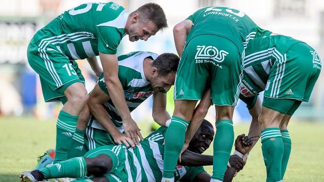 Fotbalisté Bohemians (zleva): Daniel Krch, Jakub Podaný, Michael Junior Ugwu oslavují gól. Fotbalisté Bohemians (zleva): Daniel Krch, Jakub Podaný, Michael Junior Ugwu oslavují gól.