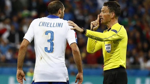 Anglický rzhodčí Mark Clattenburg domlouvá italskému obránci Chiellinimi během zápasu s Belgií. Anglický rzhodčí Mark Clattenburg domlouvá italskému obránci Chiellinimi během zápasu s Belgií.