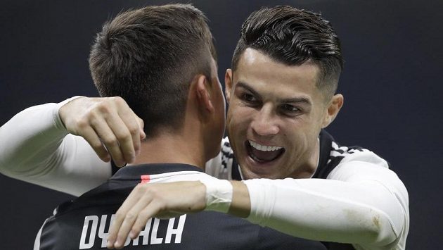 Paulo Dybala a Cristiano Ronaldo z Juventusu se radují z gólu při utkání s Interem. Paulo Dybala a Cristiano Ronaldo z Juventusu se radují z gólu při utkání s Interem.