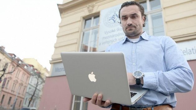 Marek Černošek, bývalý dlouholetý hráč a nyní předseda výkonného výboru České aociace hokejistů (CAIHP). Marek Černošek, bývalý dlouholetý hráč a nyní předseda výkonného výboru České aociace hokejistů (CAIHP).