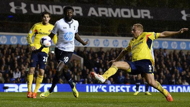 Emmanuel Adebayor (uprostřed) střílí gól Tottenhamu, Wes Brown ze Sunderlandu už zasáhnout nestačil. Emmanuel Adebayor (uprostřed) střílí gól Tottenhamu, Wes Brown ze Sunderlandu už zasáhnout nestačil.