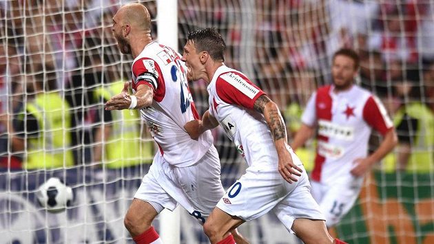 Slávistický stoper Martin Latka (vlevo) a Jiří Bílek se radují z gólu. Slávistický stoper Martin Latka (vlevo) a Jiří Bílek se radují z gólu.