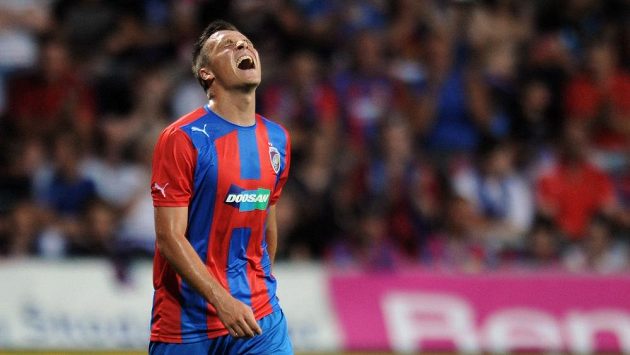 Plzeňský útočník Stanislav Tecl během 3. předkola Ligy mistrů mezi FC Viktoria Plzeň a JK Nomme Kalju. Plzeňský útočník Stanislav Tecl během 3. předkola Ligy mistrů mezi FC Viktoria Plzeň a JK Nomme Kalju.