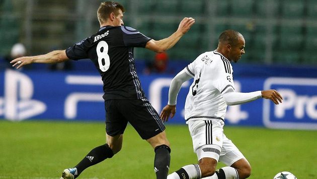 Záložník Realu Madrid Toni Kroos (vlevo) a Vadis Odjidja z Legie Varšava v zápase Ligy mistrů. Záložník Realu Madrid Toni Kroos (vlevo) a Vadis Odjidja z Legie Varšava v zápase Ligy mistrů.
