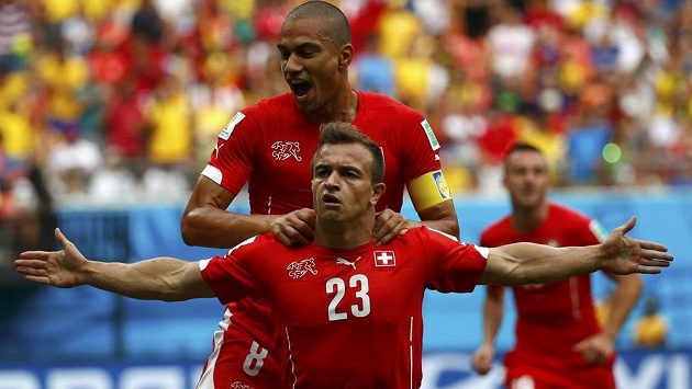 Xherdan Shaqiri (č. 23) slaví svoji úvodní trefu v duelu s Hondurasem, gratuluje mu Gökhan Inler. Xherdan Shaqiri (č. 23) slaví svoji úvodní trefu v duelu s Hondurasem, gratuluje mu Gökhan Inler.