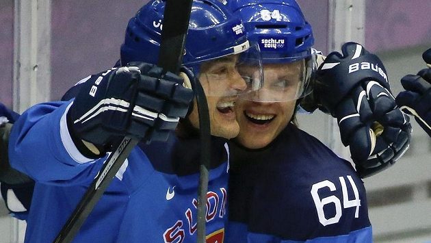 Finští útočníci Teemu Selänne (vlevo) a Mikael Grandlund se radují v duelu s Ruskem. Finští útočníci Teemu Selänne (vlevo) a Mikael Grandlund se radují v duelu s Ruskem.