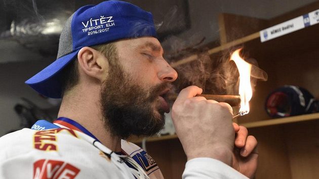 Kapitán Brna Leoš Čermák při oslavě titulu. Kapitán Brna Leoš Čermák při oslavě titulu.