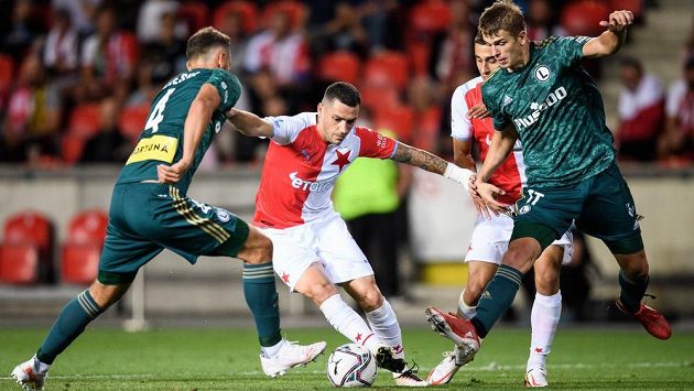 Nicolae Stanciu ze Slavie mezi hráči Legie, vlevo Mateusz Wieteska a vpravo Maik Nawrocki. Nicolae Stanciu ze Slavie mezi hráči Legie, vlevo Mateusz Wieteska a vpravo Maik Nawrocki.