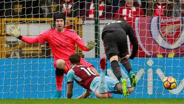 Petr Čech v brance Arsenalu předvedl i v utkání Premier League proti Burnley několik parádních zákroků a Gunners mohli slavit výhru 1:0. Petr Čech v brance Arsenalu předvedl i v utkání Premier League proti Burnley několik parádních zákroků a Gunners mohli slavit výhru 1:0.