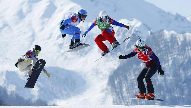 Eva Samková (vpravo) v čele finálového olympijského závodu. Eva Samková (vpravo) v čele finálového olympijského závodu.
