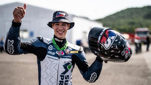 Motocyklový jezdec Oliver König ve druhém závodě třídy Supersport 300 v Mostě skončil na šestém místě. Motocyklový jezdec Oliver König ve druhém závodě třídy Supersport 300 v Mostě skončil na šestém místě.