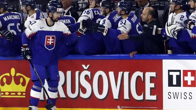 Slovák David Buc se dělí se spoluhráči o radost z gólu proti Francii. Slovák David Buc se dělí se spoluhráči o radost z gólu proti Francii.