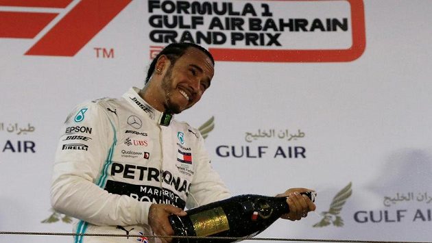Lewis Hamilton oslavuje triumf ve Velké ceně Bahrajnu. Lewis Hamilton oslavuje triumf ve Velké ceně Bahrajnu.