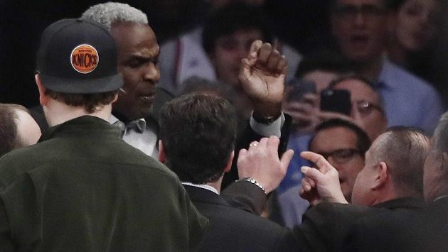 Legendární basketbalista New York Knicks Charles Oakley měl před pár dny problém na zápase NBA a po konfliktu s ochrankou a následném zatčení dokonce chvíli nesměl do haly Knicks. Ten už ale neplatí, sport se podařilo urovnat. Legendární basketbalista New York Knicks Charles Oakley měl před pár dny problém na zápase NBA a po konfliktu s ochrankou a následném zatčení dokonce chvíli nesměl do haly Knicks. Ten už ale neplatí, sport se podařilo urovnat.