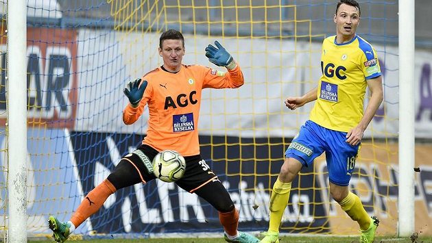 V akci brankář Tomáš Grigar a Michal Jeřábek z Teplic. V akci brankář Tomáš Grigar a Michal Jeřábek z Teplic.