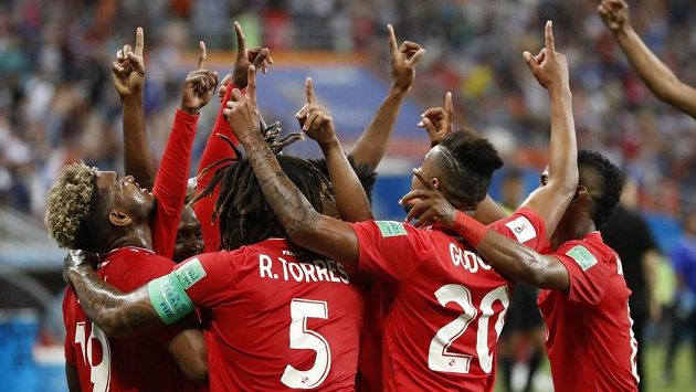 Fotbalisté Panamy slaví gól proti Tunisku. Fotbalisté Panamy slaví gól proti Tunisku.