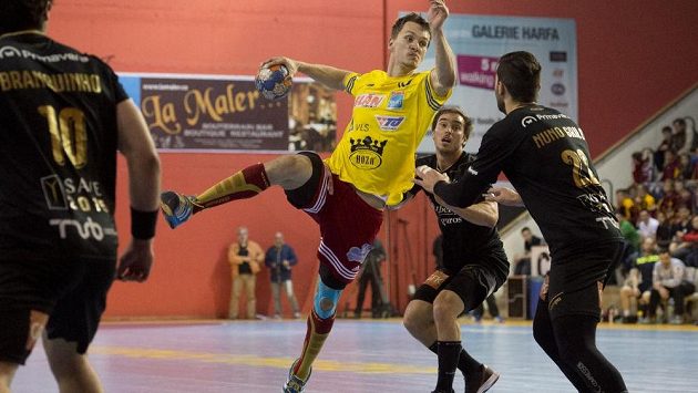 Odvetné semifinálové utkání Vyzývacího poháru házenkářů. Zleva Diogo Branquinho z Bragy, Daniel Kývala z Dukly, Pedro Marques a Nuno Pereira, oba z Bragy Odvetné semifinálové utkání Vyzývacího poháru házenkářů. Zleva Diogo Branquinho z Bragy, Daniel Kývala z Dukly, Pedro Marques a Nuno Pereira, oba z Bragy