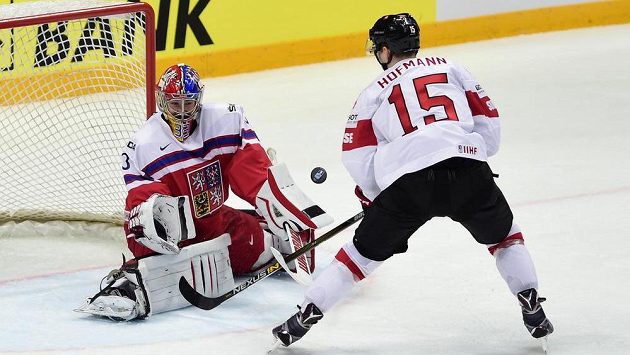 Švýcarský reprezentant Gregory Hofmann před českým brankářem Pavlem Francouzem v zápase mistrovství světa v Rusku. Švýcarský reprezentant Gregory Hofmann před českým brankářem Pavlem Francouzem v zápase mistrovství světa v Rusku.