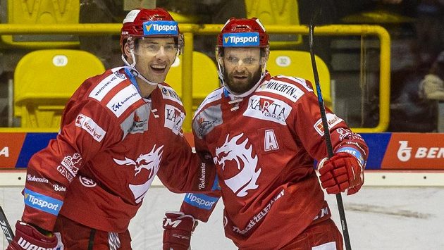 Zleva Wojciech Wolski a Martin Růžička z Třince se radují z gólu v Litvínově. Zleva Wojciech Wolski a Martin Růžička z Třince se radují z gólu v Litvínově.