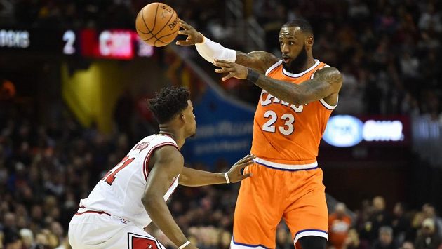 Basketbalista Clevelandu LeBron James v zápase proti Chicagu. Vlevo je Jimmy Butler z týmu Bulls. Basketbalista Clevelandu LeBron James v zápase proti Chicagu. Vlevo je Jimmy Butler z týmu Bulls.