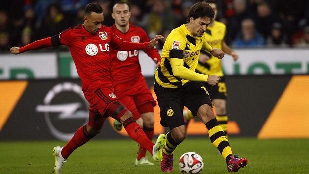 Stoper Dortmundu Mats Hummels (vpravo) během zápasu s Leverkusenem. Stoper Dortmundu Mats Hummels (vpravo) během zápasu s Leverkusenem.
