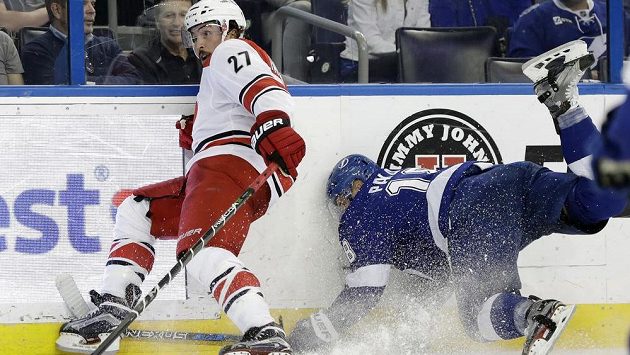 Český útočník Tampy Bay Ondřej Palát po jednom ze soubojů v utkání v NHL s Carolinou Hurricanes letěl hlavou proti mantinelu. Poslal ho tam obránce Hurricanes Justin Faulk. Český útočník Tampy Bay Ondřej Palát po jednom ze soubojů v utkání v NHL s Carolinou Hurricanes letěl hlavou proti mantinelu. Poslal ho tam obránce Hurricanes Justin Faulk.