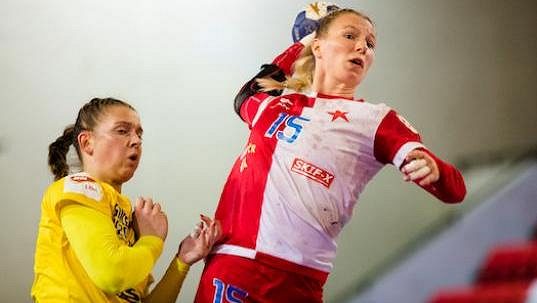 Házenkářka Slavie Eliška Jačková střílí jednu z branek. Házenkářka Slavie Eliška Jačková střílí jednu z branek.