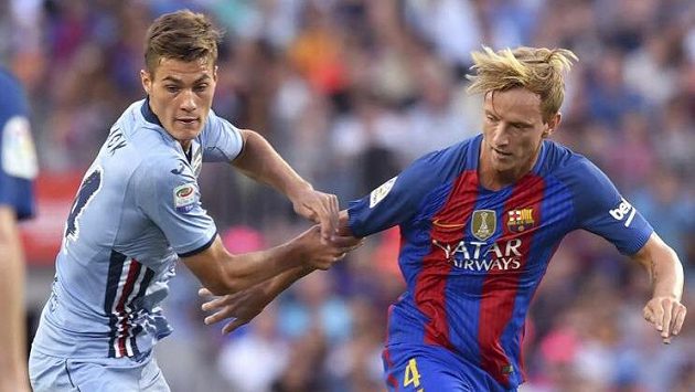 Patrik Schick (vlevo) v souboji s barcelonským Ivanem Rakitičem. Patrik Schick (vlevo) v souboji s barcelonským Ivanem Rakitičem.