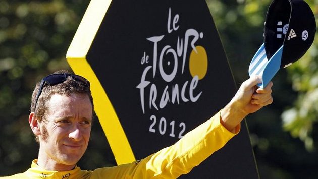 Vítěz Tour de France 2012 Bradley Wiggins zdraví fanoušky v Paříži. Vítěz Tour de France 2012 Bradley Wiggins zdraví fanoušky v Paříži.