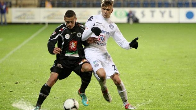 Hradecký obránce Tomáš Holeš (vlevo) a obránce Slovácka Jan Trousil bojují na promočeném hřišti. Hradecký obránce Tomáš Holeš (vlevo) a obránce Slovácka Jan Trousil bojují na promočeném hřišti.