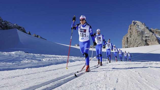 Čeští běžci na lyžích při soustředění na dachsteinském ledovci. V čele skupiny jediná žena v reprezentačním výběru Eva Nývltová-Vrabcová. Čeští běžci na lyžích při soustředění na dachsteinském ledovci. V čele skupiny jediná žena v reprezentačním výběru Eva Nývltová-Vrabcová.