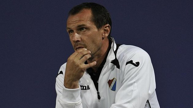 Ostravský trenér Radoslav Látal má plnou hlavu starostí. Ostravský trenér Radoslav Látal má plnou hlavu starostí.