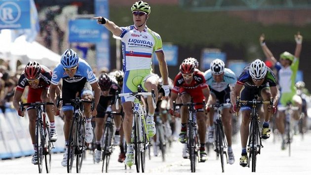 Slovenský cyklista Peter Sagan při vítězném průjezdu cílem první etapy závodu Kolem Kalifornie. Slovenský cyklista Peter Sagan při vítězném průjezdu cílem první etapy závodu Kolem Kalifornie.